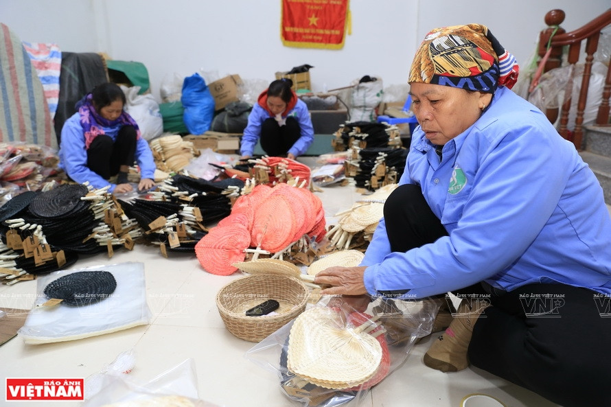 Les artisans de la société Dai Viet emballent des éventails destinés à l'exportation. Photo: Vietnam Illustré 