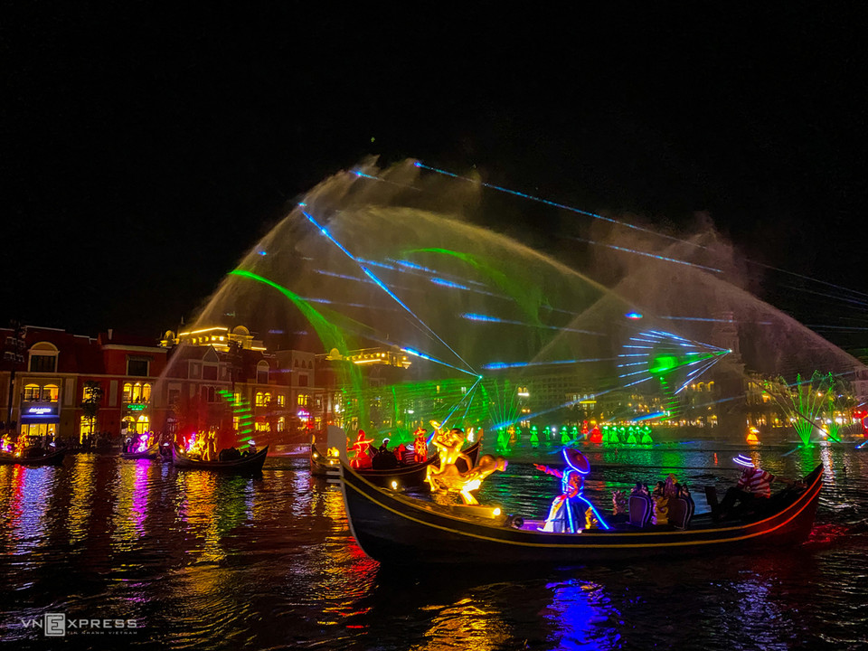 Dans la soirée, sur cette place, a lieu le spectacle "Couleurs de Venise", dirigé par le réalisateur Viet Tu. L'Association des records du Vietnam l'a reconnu comme le plus grand programme multimédia flottant du Vietnam s'inspirant de la culture européenne.