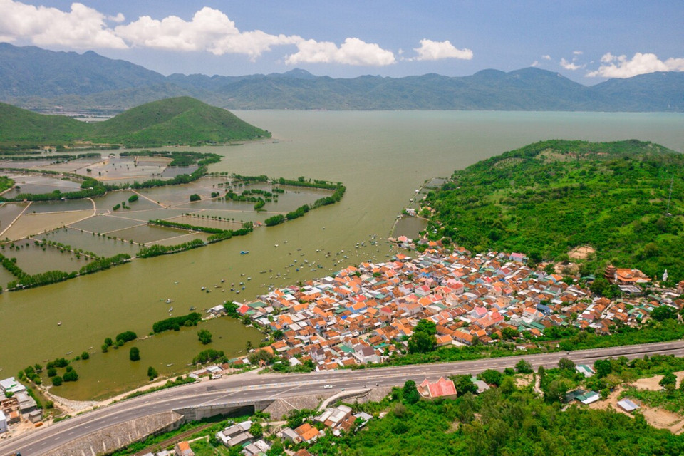 Sur la photo, le pied du col de Ro Tuong, à 11 km de la ville de Ninh Hoa, province de Khanh Hoa, surplombe Hon Vung et le paisible village de pêcheurs. 