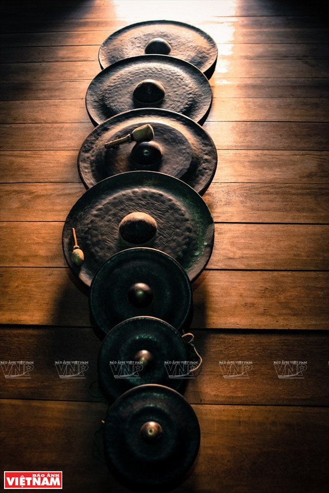 Les groupes ethniques des Hauts-plateaux du Centre considèrent les gongs comme des trésors, des symboles du pouvoir et de la prospérité. 