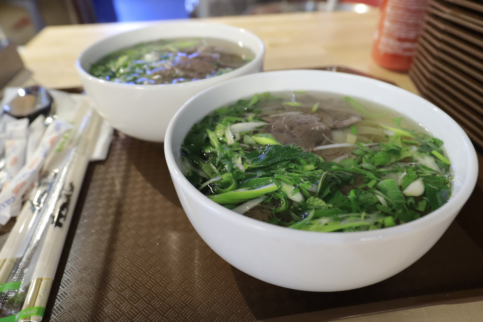 Le pho bo (soupe de nouilles de riz au bœuf) est le plat principal des restaurants vietnamiens ou de cuisine asiatique de la ville d'Izevsk. Photo: VNA 