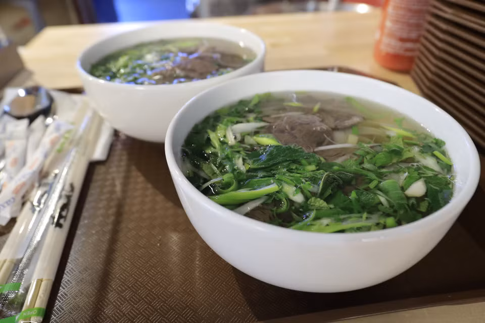 Le pho bo (soupe de nouilles de riz au bœuf) est le plat principal des restaurants vietnamiens ou de cuisine asiatique de la ville d'Izevsk. Photo: VNA 