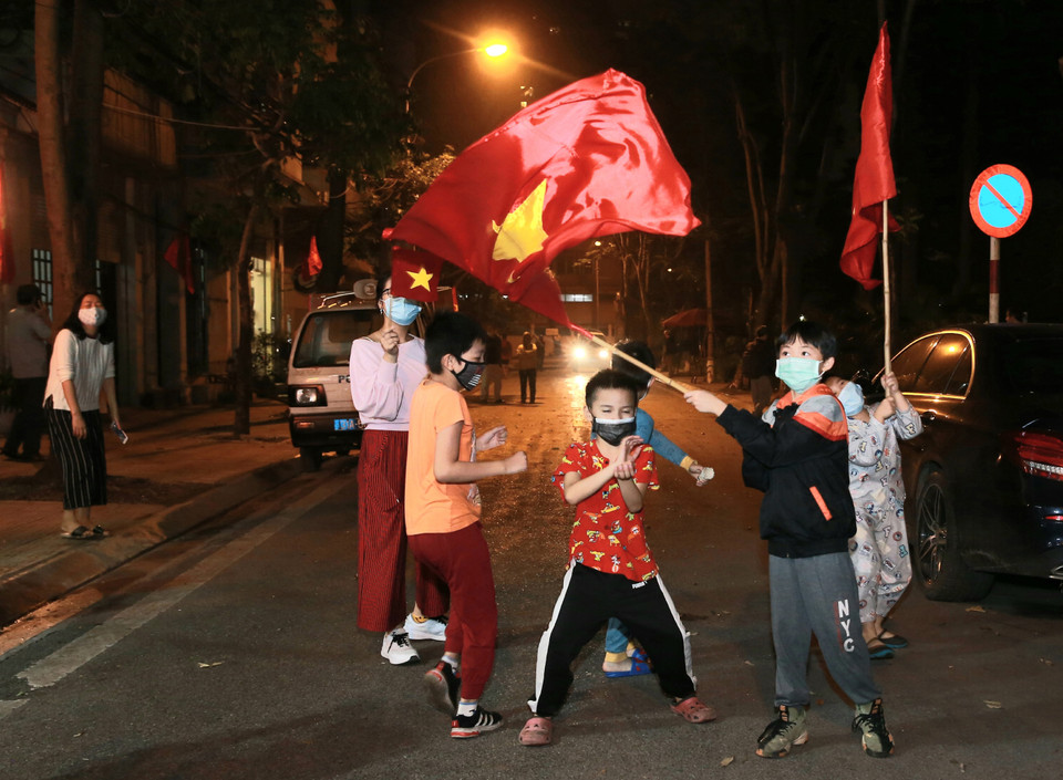Des habitants de la rue Truc Bach, dans l'arrondissement de Ba Dinh, à Hanoï, sont heureux quand la période d'isolement se termine. 