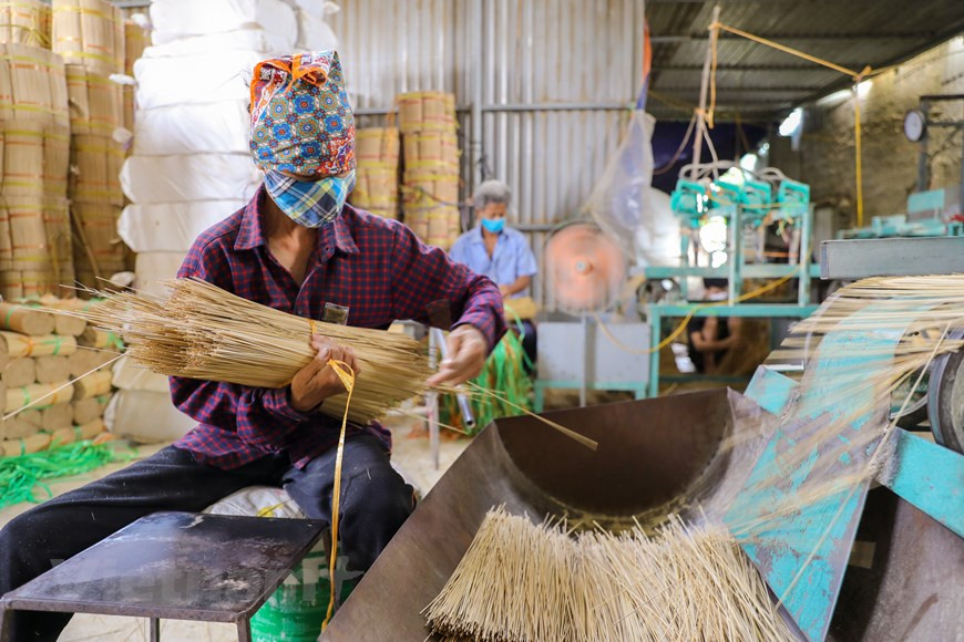La fabrication de bâtons d'encens comprend de nombreuses étapes, notamment la coupe du bambou, le trempage des bâtons dans de la teinture rose, leur séchage à l'extérieur et la production de pâte d'encens. 
