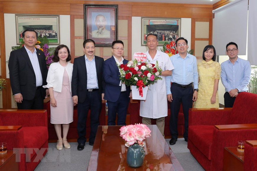 Le Quoc Minh, membre du Comité central du Parti, secrétaire du Comité du Parti de la VNA, directeur général adjoint de la VNA (4e à partir de la gauche), offre un panier de fleurs aux dirigeants de l'Institut national d'hématologie et de transfusion sanguine, à l'occasion du 66e anniversaire de la Journée des médecins vietnamiens (27 février). Photo: VNA