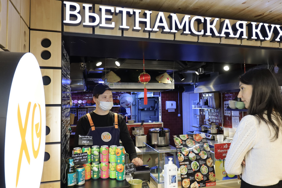 Outre les plats, de nombreuses boissons importées du Vietnam conquièrent peu à peu la population locale. Photo: VNA