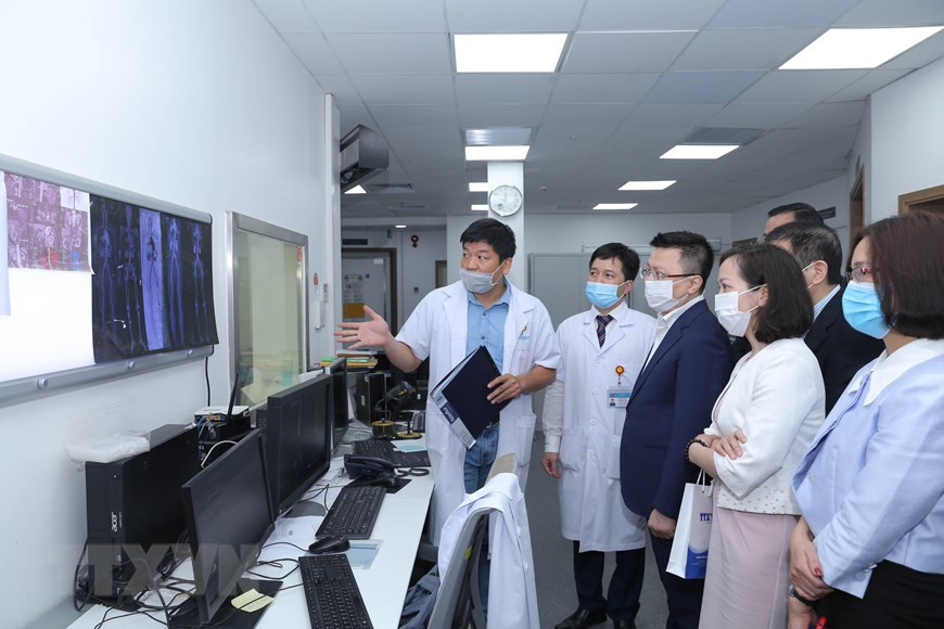 La délégation de la VNA se rend au Centre de hautes technologies de l'Hôpital général Saint-Paul. Photo: VNA