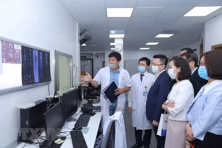 La délégation de la VNA se rend au Centre de hautes technologies de l'Hôpital général Saint-Paul. Photo: VNA