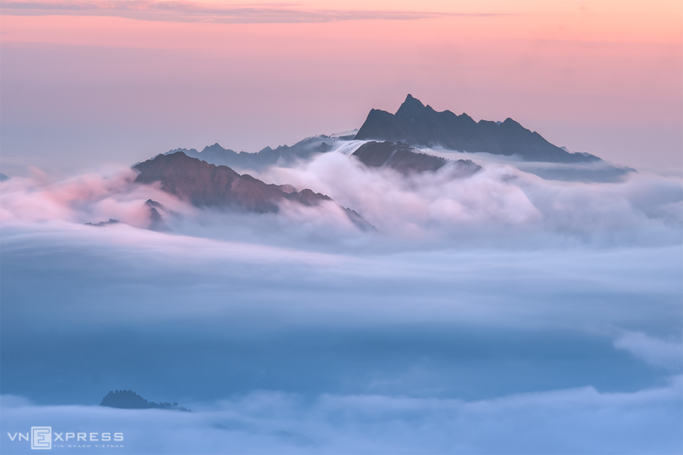 Mer de nuages dominée par les hautes montagnes. 