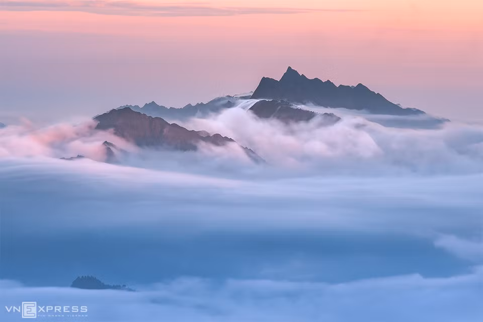 Mer de nuages dominée par les hautes montagnes. 