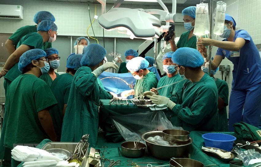 Transplantation d'organes prélevés sur un donneur en état de mort cérébrale, grâce à une coopération entre l'hôpital Cho Ray (à Ho Chi Minh-Ville) et l'hôpital d'amitié Viet Duc (à Hanoï), permettant de sauver la vie de deux patients atteints d'une insuffisance hépatique et cardiaque en phase terminale en 2015. 