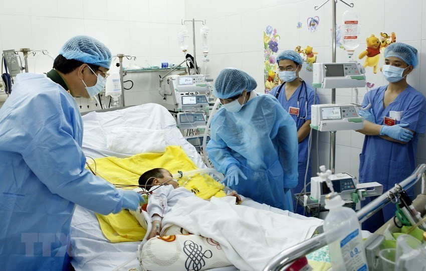 La ministre de la Santé Nguyen Thi Kim Tien rend visite au petit Ly Chuong Binh (Ha Giang) qui vient de recevoir une transplantation pulmonaire d'une personne vivante. C'est la première fois que le Vietnam effectue une transplantation pulmonaire de donneur vivant en 2017. Photo: VNA 
