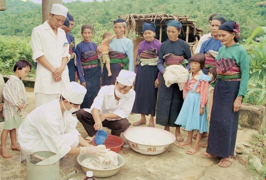 Des agents sanitaires du centre médical du district de Ngoc Lac, province de Thanh Hoa, apprend à des membres de l'ethnie Muong à imprégner des moustiquaires pour prévenir le paludisme. Photo: VNA