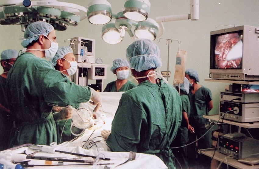 Des professeurs et médecins de Liège (Belgique) et des médecins de l'Hôpital du Peuple 115 (Ho Chi Minh-Ville) effectuent une chirurgie endoscopique de la transplantation rénale, la quatrième de l'hôpital vietnamien (en 2004). Photo: VNA 