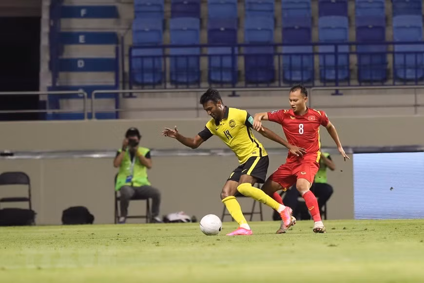 Trong Hoang dispute le ballon à l'adversaire.