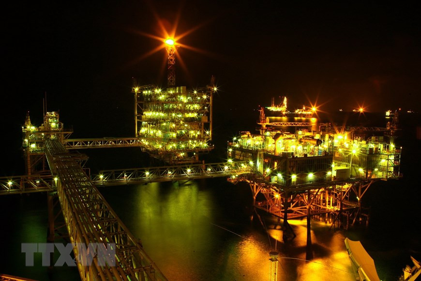 La nuit tombe sur la plate-forme technologique centrale No2.