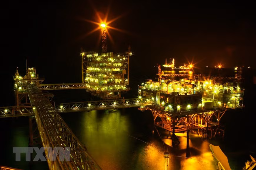 La nuit tombe sur la plate-forme technologique centrale No2. 