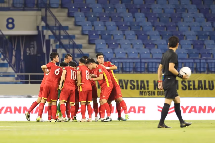 Les footballeurs de l'équipe vietnamienne expriment leur détermination pour remporter la victoire.