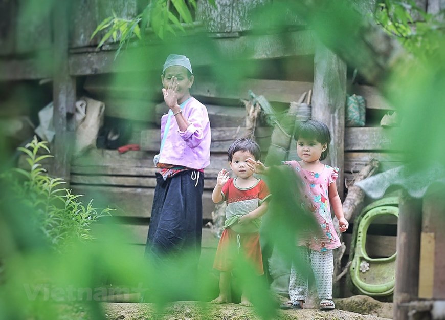 "Notre club essaie de remettre au goût du jour d’anciens chants folkloriques pour les apprendre aux jeunes. Par exemple, on chante des ''ram thuong'' et des ''dum'' pendant les mariages. Quand j’étais encore jeune, on travaillait en chantant toute la journée. Les chants folkloriques Muong sont tellement riches et variés!'' dit Bui Thi Xuan. Les Muong chantent aussi : ''Bien que moi et vous soyons DEUX êtres, nous ne faisons qu'UN. Étant UN seul être, moi et vous pourrions être considérés toujours comme DEUX.'' Autrement dit, bien qu’on soit issue de différentes ethnies, on cohabite dans un même pays! Les chansons folkloriques Muong glorifient le travail, les belles coutumes, ou expriment les sentiments de la jeunesse. Le vi dum, sorte de dialogue chanté en vers de 6-8 pieds alternés, est très populaire. Photo: VietnamPlus