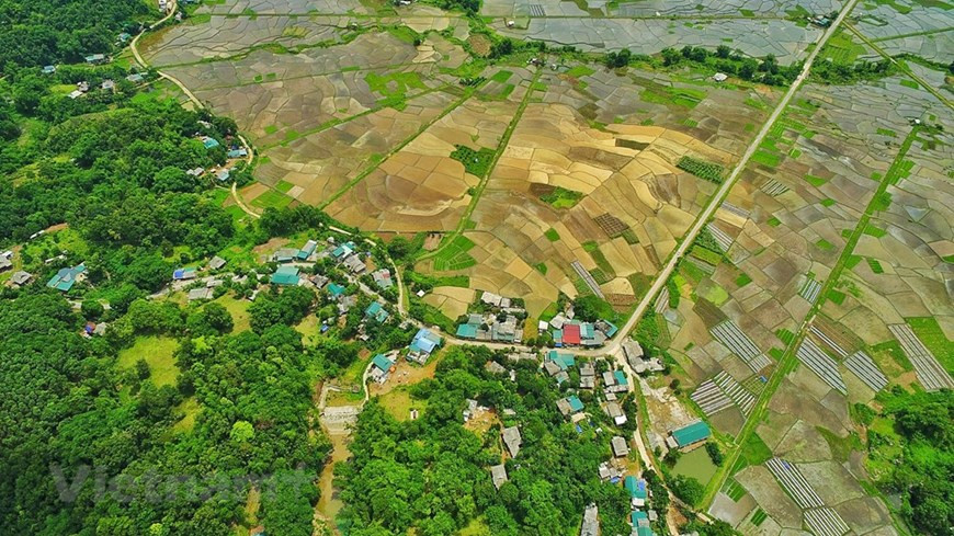 La commune de Van Son abrite l'ethnie Muong à Hoa Binh, une ethnie riche en art et culture folklorique traditionnel. Parmi les minoritaires, ce sont les Muong qui sont majoritaires ! En d’autres termes, les Muong constituent la plus importante des 53 ethnies dites minoritaires du Vietnam, avec tout de même plus d’un million de personnes qui habitent les régions montagneuses du Nord, essentiellement dans la province de Hoa Binh et dans les districts montagneux de celle de Thanh Hoa. Ils sont les lointains descendants des hommes de l’ère du hoabinhien, le terme "hoabinhien" désignant une industrie lithique ayant connu son apogée en Asie du Sud-Est à l’époque du paléolithique. Photo: VietnamPlus