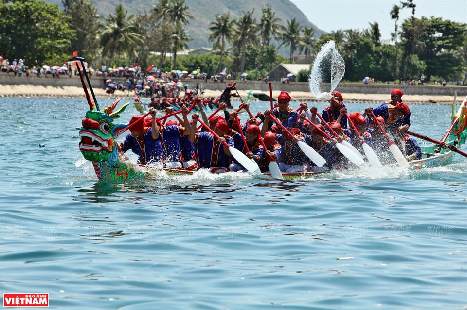 Les rameurs doivent collaborer harmonieusement pour faire avancer le bateau.