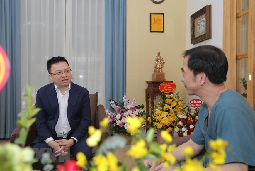 Le Quoc Minh, membre du Comité central du Parti, secrétaire du Comité du Parti de la VNA, directeur général adjoint de la VNA, et le directeur de l'hôpital de Bach Mai, Nguyen Quang Tuan. Photo: VNA