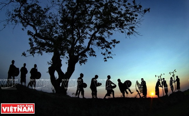 L'espace culturel des gongs du Tây Nguyên s'étend sur cinq provinces - Kon Tum, Gia Lai, Dak Lak, Dak Nong et Lâm Dông. Les minorités ethniques concernées sont les Bahnar, Edé, Co Tu, M’Nông et Gia Rai.