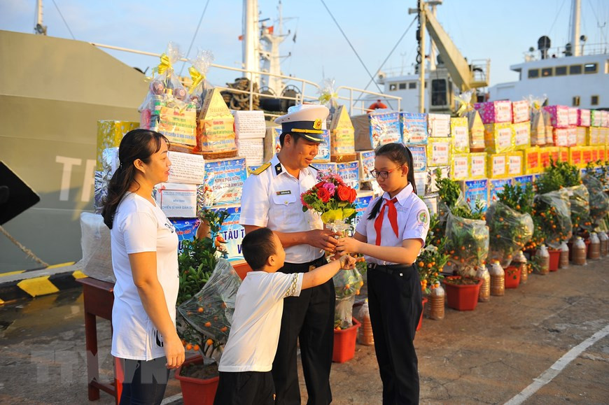 Un officier de la Marine dit au revoir à ses proches pour qu'il prenne sa mission. Photo: VNA