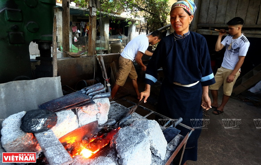 La commune de Phuc Sen, district de Quang Yen, compte environ 150 forgerons disséminés dans six hameaux : Haut Phia Chang, Basse Phia Chang, Dau Co, Pac Rang, Tinh Dong et Lung Vai. Photo: Vietnam Illustré