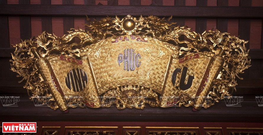 Le panneau transversal placé au plus haut dans le sanctuaire.