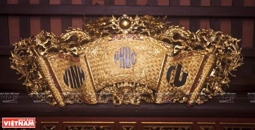 Le panneau transversal placé au plus haut dans le sanctuaire. 