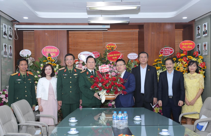 La délégation de la VNA se rend à l'hôpital militaire 108 pour féliciter les médecins. Photo: VNA
