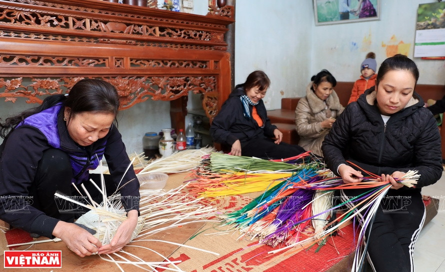 Fabrication des éventails en bambou en forme de feuille de Bodhi dans la famille de Mme Nguyen Thi Dung. Photo: Vietnam Illustré