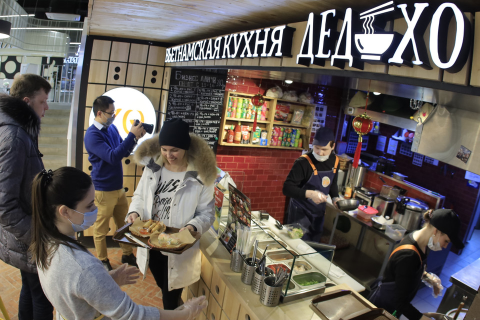 Le restaurant "Ded Ho" possède un petit espace dans le centre commercial au centre de la ville d'Izevsk, mais il attire de nombreux habitants qui viennent ici pour déguster des plats vietnamiens. Photo: VNA