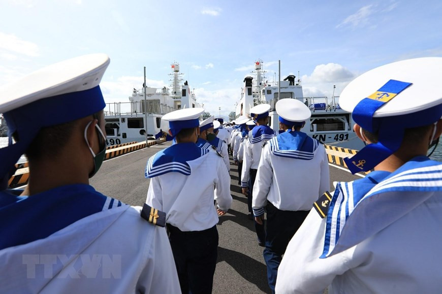 Les cadres et soldats montent à bord des navires pour effectuer leur mission dans le district insulaire de Truong Sa. 