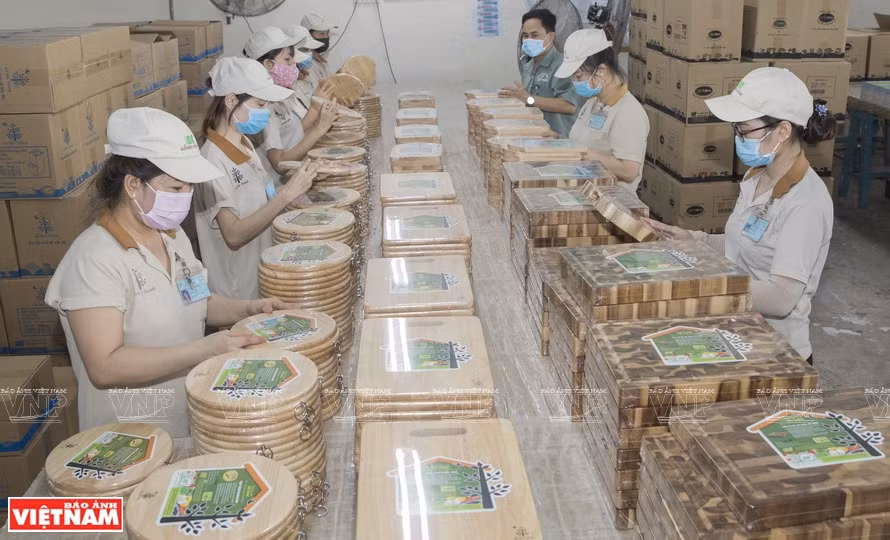 Un atelier de transformation du bois à l'usine de la compagnie Lam Hoang Phat, dans le parc industriel de Tam Phuoc, à Dong Nai. 