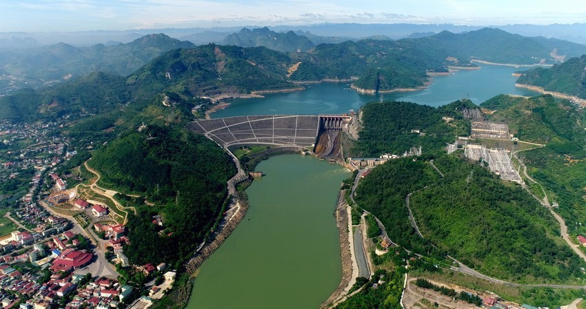 Panorama de la centrale hydroélectrique de Hoa Binh sur la rivière Da. Photo: VNA