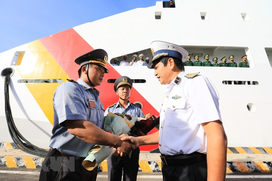 Le contre-amiral Ngo Van Thuan (droite), commissaire politique de la 4e zone navale, encourage les cadres et soldats. 