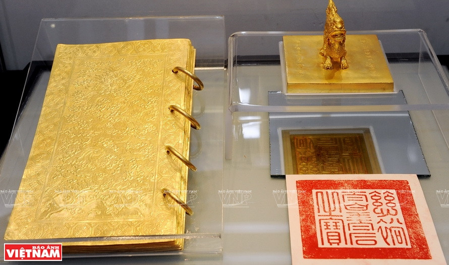 Livre d'or et sceau d'or de la dynastie des Nguyên. 