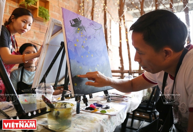 Les élèves peignent à la main en créant des plans du tableau.