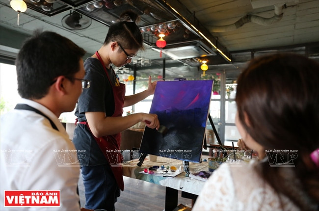 Initiation des élèves à la prise du pinceau. 