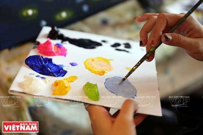 Un pinceau et une palette. 