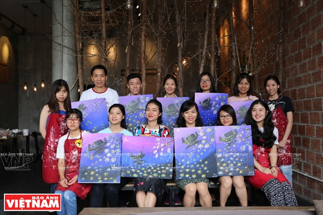 Les élèves de Tipsy Art posent pour une photo souvenir après la classe.