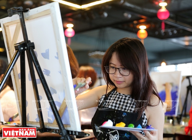 Un jeune fille à l’atelier de Tipsy Art.
