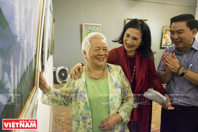 En 1973, l’Artiste du peuple Tra Giang a remporté le prix de ​''Meilleur artiste​'' au Festival international du Film de Moscou. A l’âge de 48 ans, quand le tournage de ​''Fleuve aux fleurs blanches​'' s’est terminé, Tra Giang a mis fin à sa carrière cinématographique et s’est installée à Ho Chi Minh- Ville. Un jour, en 1999, alors qu’elle rendait visite à Le Thi Thoa, femme du feu général Tran Van Tra, elle a vu de magnifiques tableaux accrochés au mur. C’est alors que l’envie de se lancer dans la peinture lui est venue.