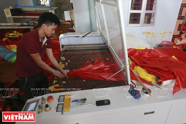 Les fabricants de drapeaux Tu Van utilisent des machines modernes dans certaines étapes de la production