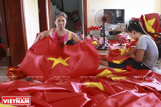 Les drapeaux nationaux fabriqués par le village de Tu Van sont célèbres pour leur beauté.