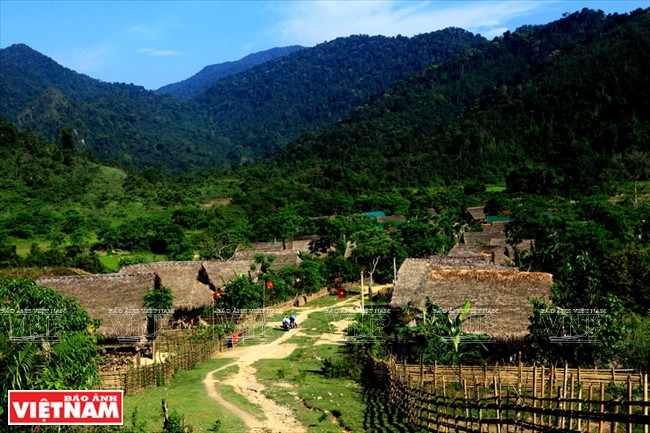 Le village de Bung se trouve en amont de la rivière Giang, dans la commune de Mon Son, district de Con Cuong, province de Nghe An. C’est la commune la plus reculée au centre du district Con Cuong où vivent des habitants d’ethnie Dan Lai