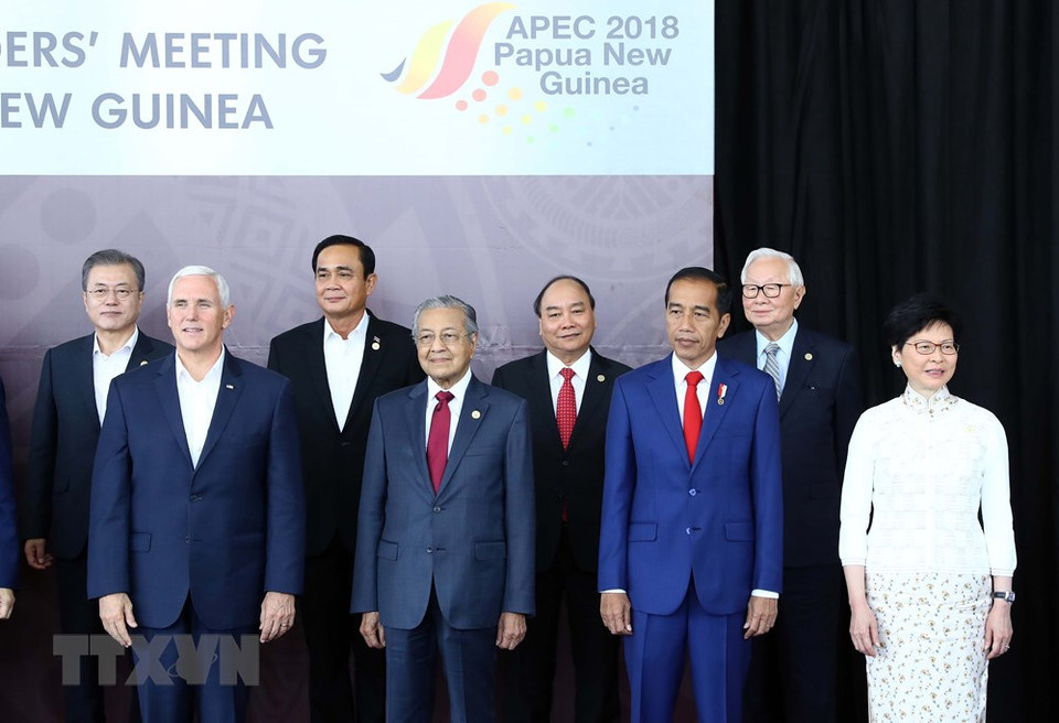 Le PM Nguyen Xuan Phuc prend la photo avec les dirigeants de l'APEC.