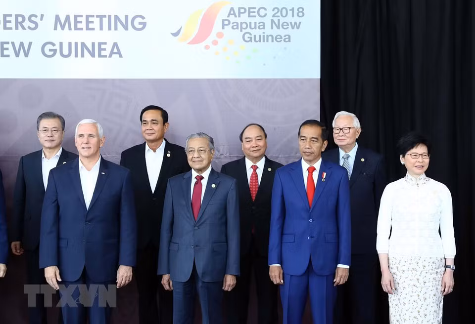 Le PM Nguyen Xuan Phuc prend la photo avec les dirigeants de l'APEC. 